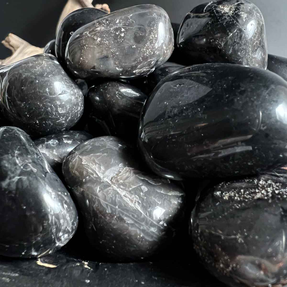 Schwarzer Onyx Trommelsteine | Brasilien | Nahaufnahme | Glänzende Oberfläche | Happy Minerals Shop