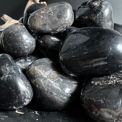 Schwarzer Onyx Trommelsteine | Brasilien | Nahaufnahme | Glänzende Oberfläche | Happy Minerals Shop