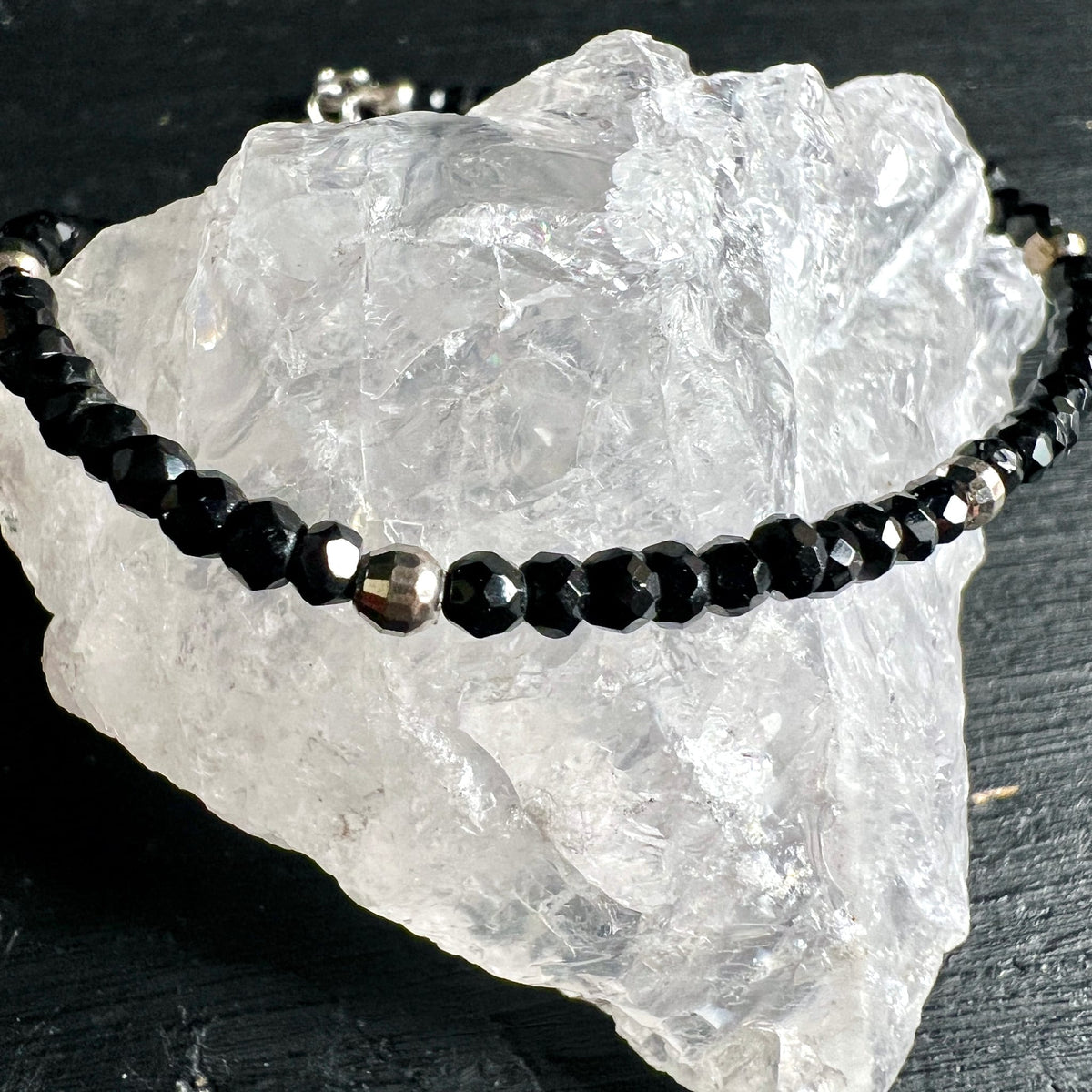 Spinell Armband auf massivem Bergkristall drapiert | zarte Silberperlen | Happy Minerals Steinschmuck