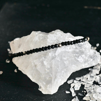 Spinell Armband elegant platziert auf Kristallgestein | changierende Facetten | Happy Minerals Schmuckstück