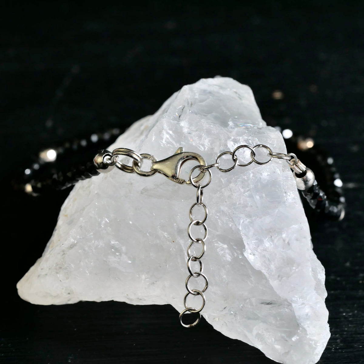 Detailansicht Karabinerverschluss mit Verlängerungskette | auf Bergkristall | Happy Minerals Spinell Armband