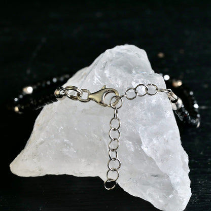 Detailansicht Karabinerverschluss mit Verlängerungskette | auf Bergkristall | Happy Minerals Spinell Armband