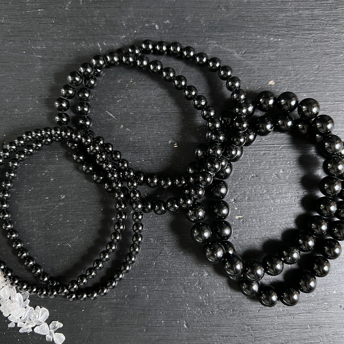 Schwarze Turmalin Armbänder mit hochglanzpolierten Kugelperlen, 3 Größen nebeneinander, tiefschwarzer Schörl | Happy Minerals