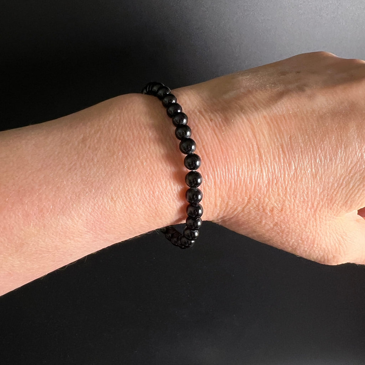 Tiefschwarzes Turmalin-Armband mit hochglanzpolierten runden Perlen, gleichmässig aufgereiht auf Elastikband | Happy Minerals