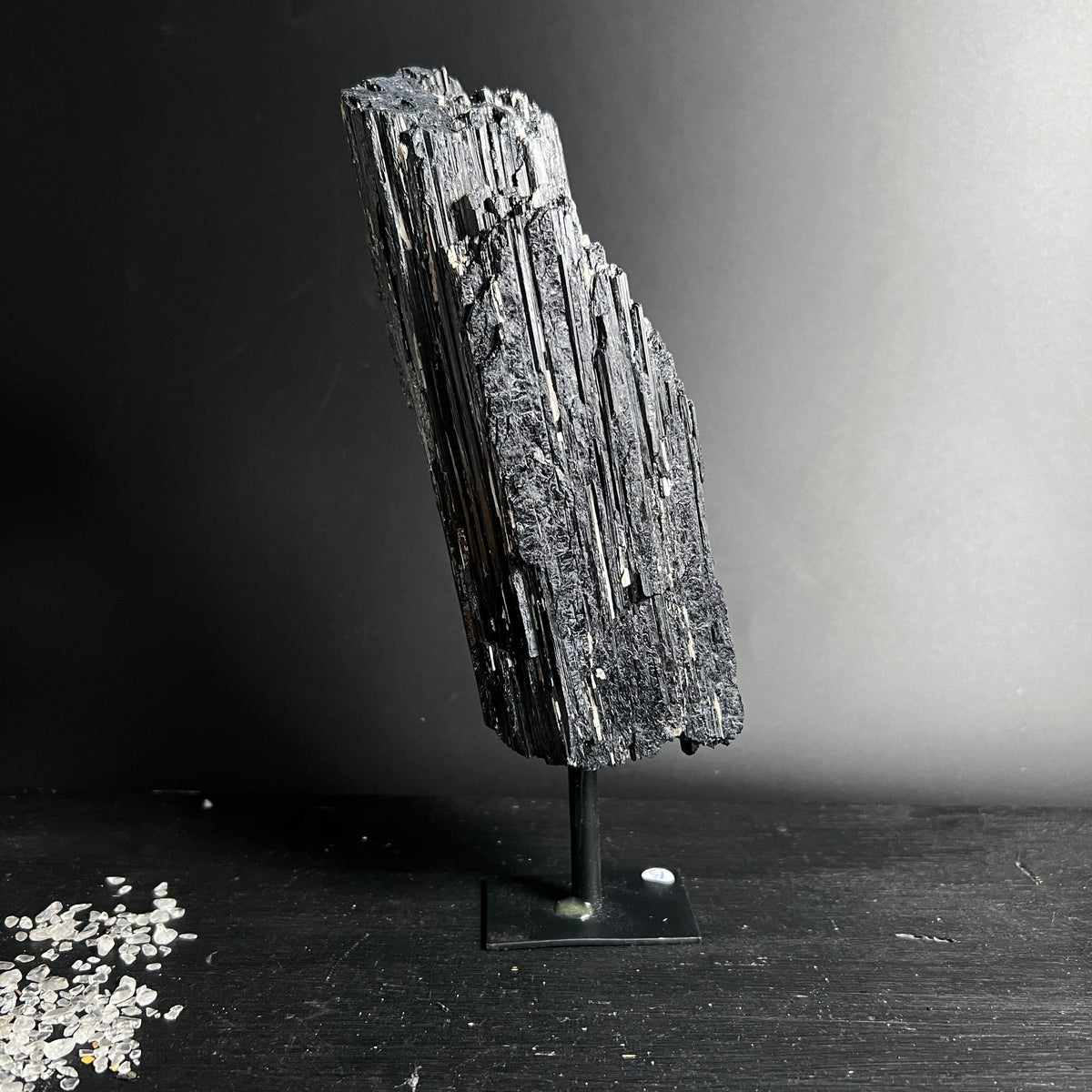 Schwarzer Turmalin | Variante F | Schräge Aufstellung | Metallfuß | Happy Minerals