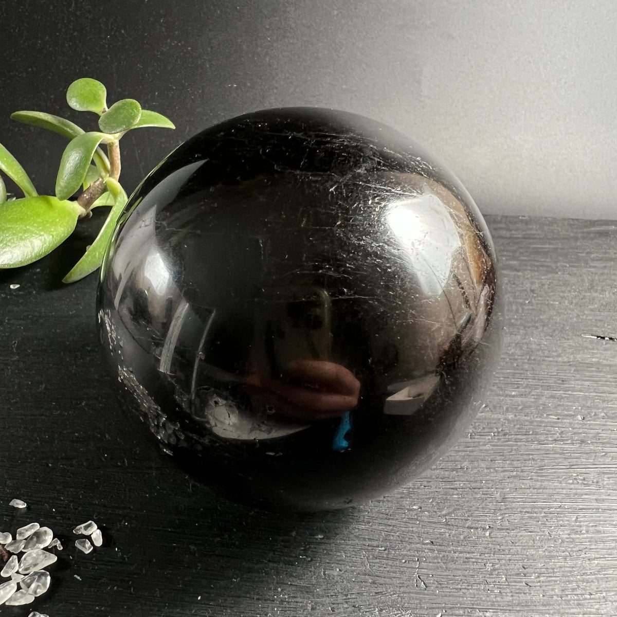 Schwarzer Turmalin Kugel 73mm, tiefschwarz-glänzend mit feinen silbrigen Kratzern, spiegelnde Oberfläche | Happy Minerals