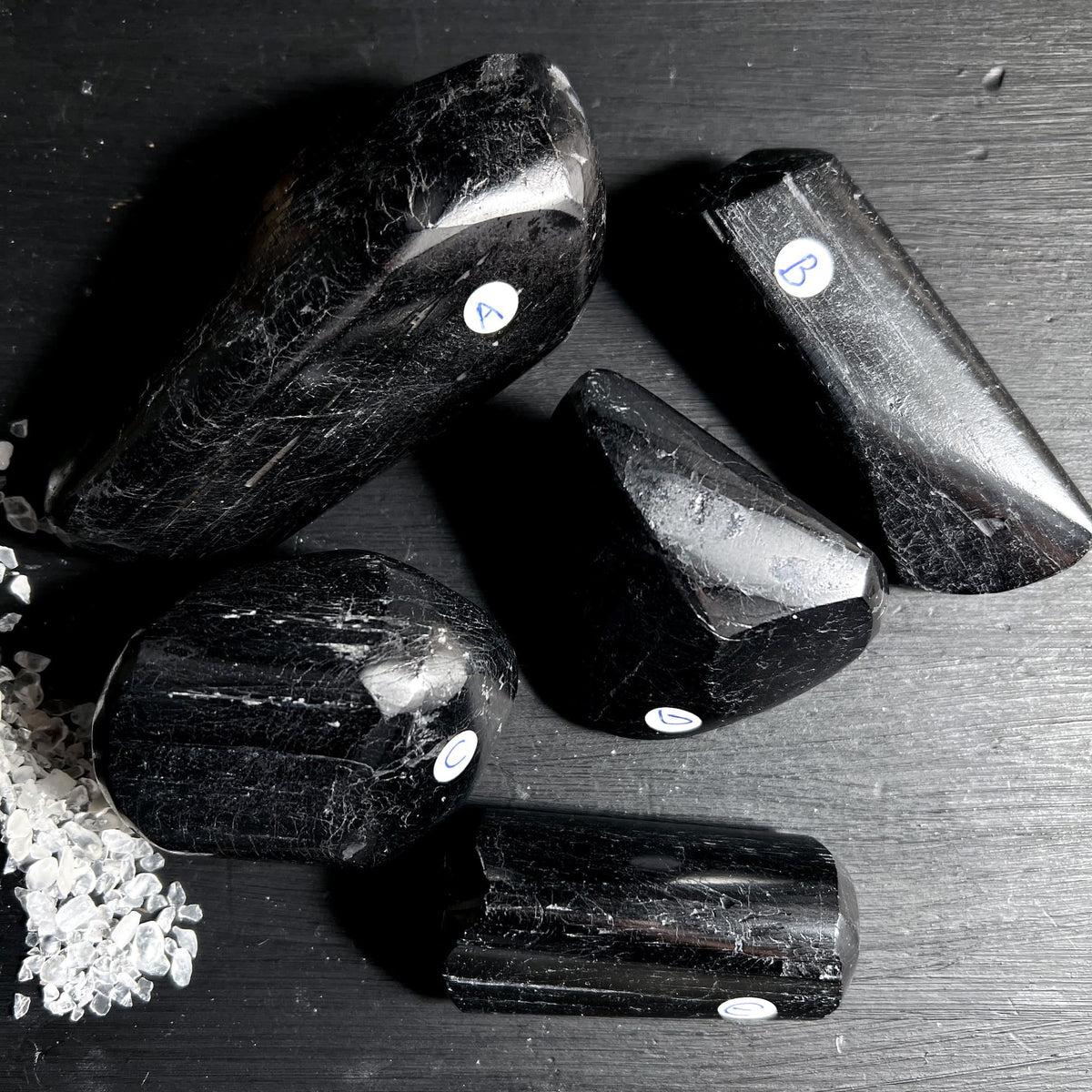 Schwarzer Turmalin Polygon A–E, semi-poliert mit mattem Glanz | Happy Minerals