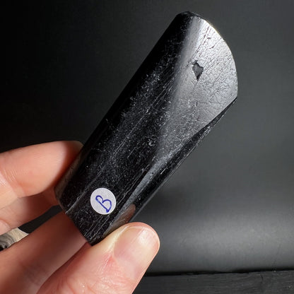 Schwarzer Turmalin Polygon B, semi-poliert mit mattem Glanz | Happy Minerals