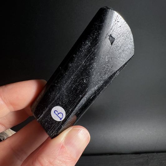 Schwarzer Turmalin Polygon B, semi-poliert mit mattem Glanz | Happy Minerals