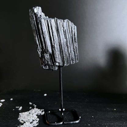 Schwarzer Turmalin Rohstein mit parallelen Faserstreifen und Metallglanz auf Metallständer | Happy Minerals