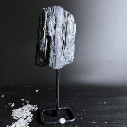 Schwarzer Turmalin Rohstein mit silbrig-grauen Faserstrukturen auf Metallständer | Happy Minerals