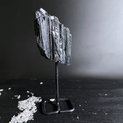 Schwarzer Turmalin Rohstein mit senkrechten glänzenden Faserstreifen, roh gebrochen auf Metallständer | Happy Minerals