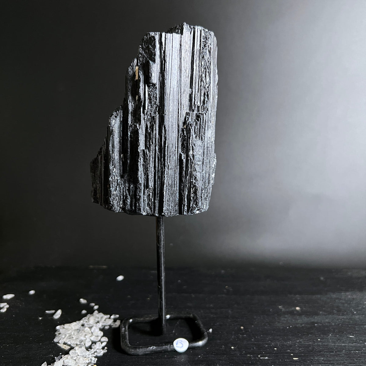 Schwarzer Turmalin Rohstein mit senkrechten Faserstreifen und Glanz, auf Metallständer montiert | Happy Minerals