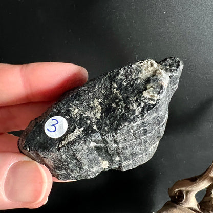 Schlanker schwarzer Turmalin Rohstein Nr 3 mit silbrigem Glimmer