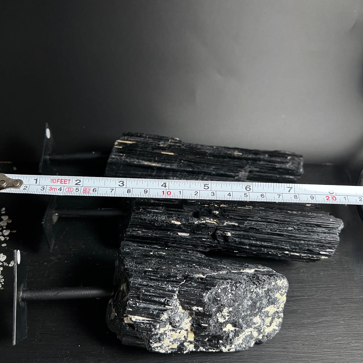 Schwarzer Turmalin | Rohsteine | Größenvergleich | Maßband | Brasilien | Happy Minerals