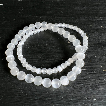 Selenit Armband aus milchig-weissen Kugelperlen in zwei Groessen, glaenzend mit zartem Schimmer | Happy Minerals