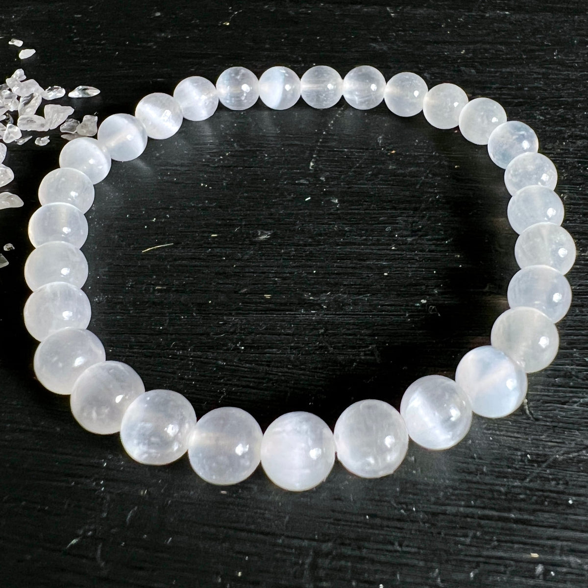 Selenit Armband aus milchig-weissen polierten Perlen mit Katzenaugen-Glanz, elastisch aufgereiht | Happy Minerals