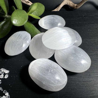 Gruppe weisser Selenit Palm Stones mit zartem Perlmuttglanz aus Marokko | Happy Minerals