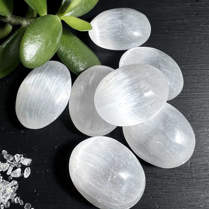Gruppe weisser Selenit Palm Stones mit zartem Perlmuttglanz aus Marokko | Happy Minerals