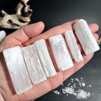 Selenit Stab weißer Gipskristall mit natürlicher Struktur und seidigem Glanz | Happy Minerals
