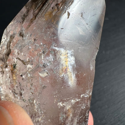 Smoky Amethyst Bergkristall | Rosafarbene Flächen | In Hand gehalten | Madagaskar | Happy Minerals