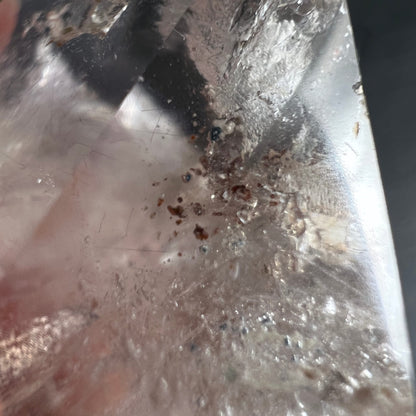 Smoky Amethyst Kante | Dunkle Einschlüsse | Kristallklare Facette | Madagaskar | Happy Minerals