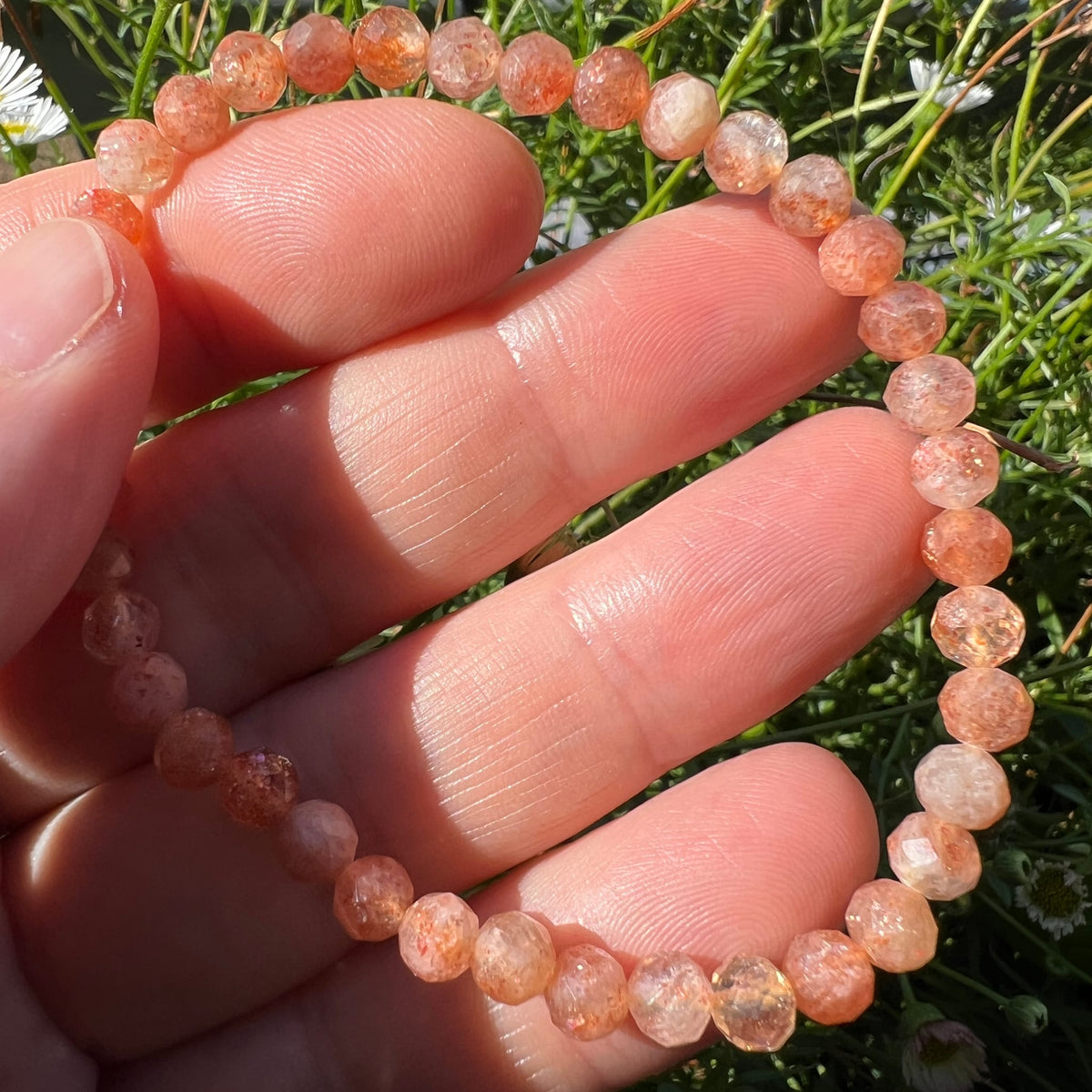 Sonnenstein Tansania | 4mm Armband facettiert | zwei Armbänder in der Hand | Größenvergleich | sanftes Orange | Happy Minerals