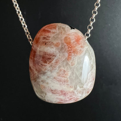 Sonnenstein | Unikat | rundliche | Form | zarte | Streifenmuster | Silberkette | Happy Minerals