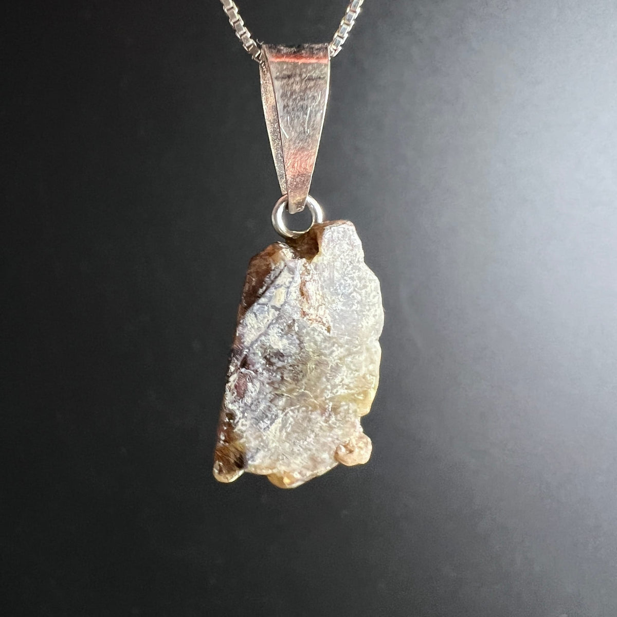 Sphen Rohkristall cremig-weiss mit rotbraunen Schlieren, unregelmässige Rohform, Silberöse 925 | Happy Minerals