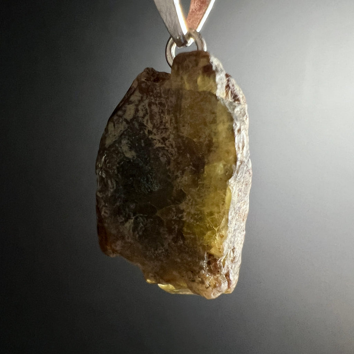 Sphen Rohkristall Anhänger, olivgrün-gelb mit weissgrauer Rinde, roh-organische Form, glänzender Kern sichtbar | Happy Minerals