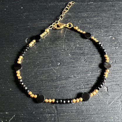 Spinell | Armband | facettiert | schwarz-gold | Perlen | Unikat | Happy Minerals