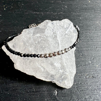 Spinell-Armband | drapiert | auf rohem | Bergkristall | glänzende Facetten | Happy Minerals