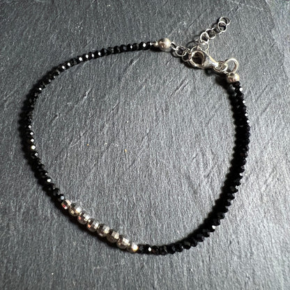 Detailansicht | Spinell-Armband | silberner Verschluss | auf dunklem Schiefer | funkelnde Facetten | Happy Minerals