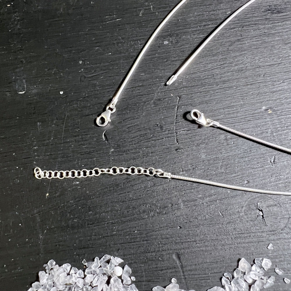 Luxuriöse Sterling Silber Omega Halsreife in Vergleich, aus Italien | Happy Minerals