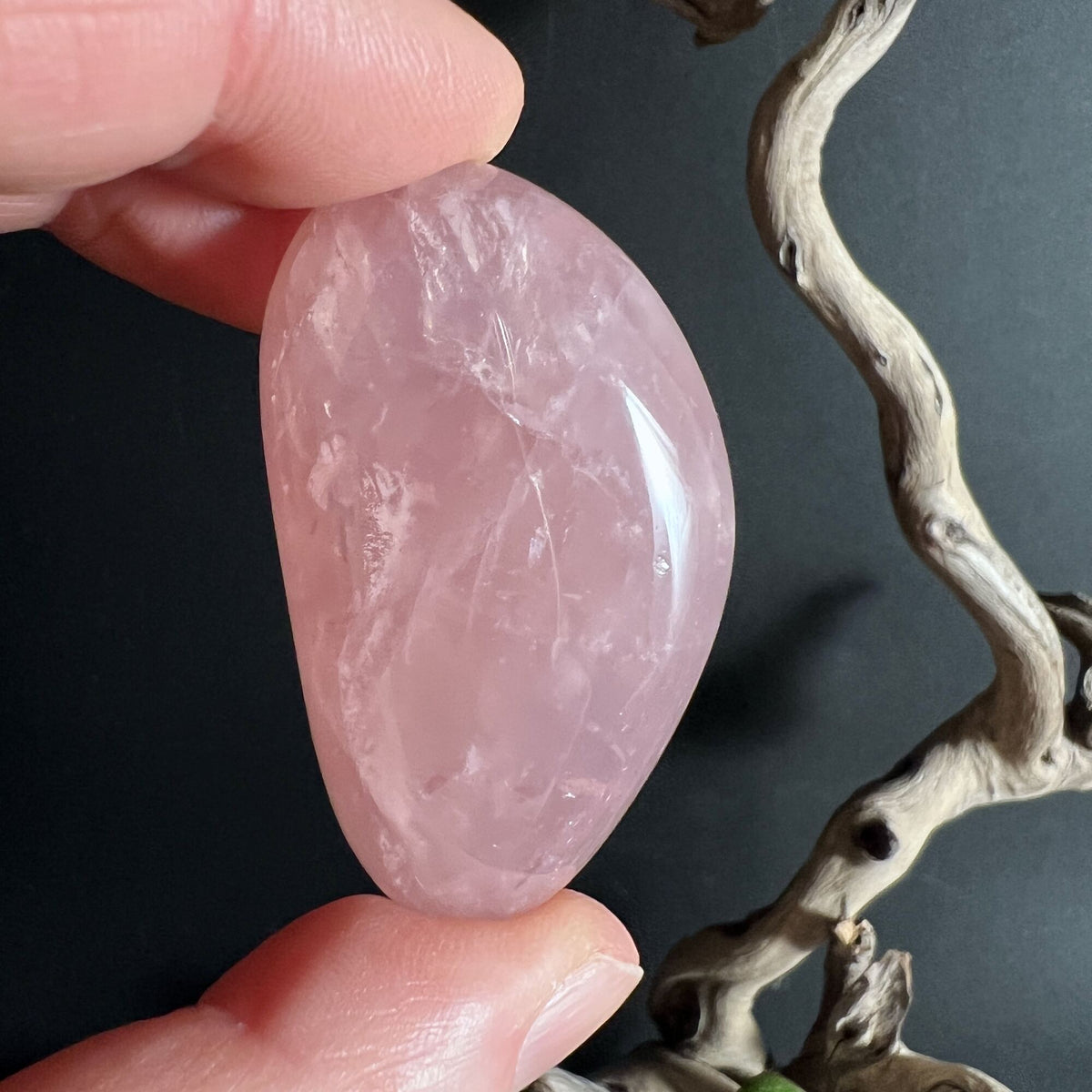 Sternrosenquarz Handschmeichler zwischen Fingern zartes Rosa