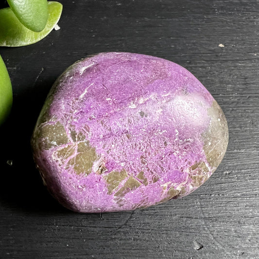 Stichtit Handschmeichler leuchtend violett in gruener Serpentin Matrix
