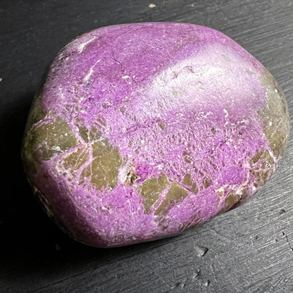 Stichtit Nahaufnahme intensive violette Farbe mit Serpentin Adern