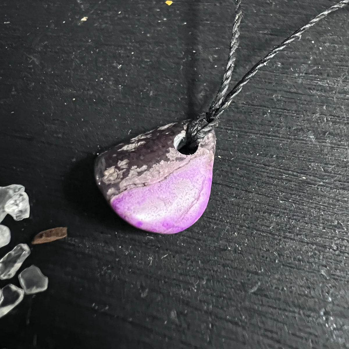 Sugilith Anhaenger tropfenfoermig, oben dunkel violett-grau meliert, unten leuchtend lila poliert | Happy Minerals