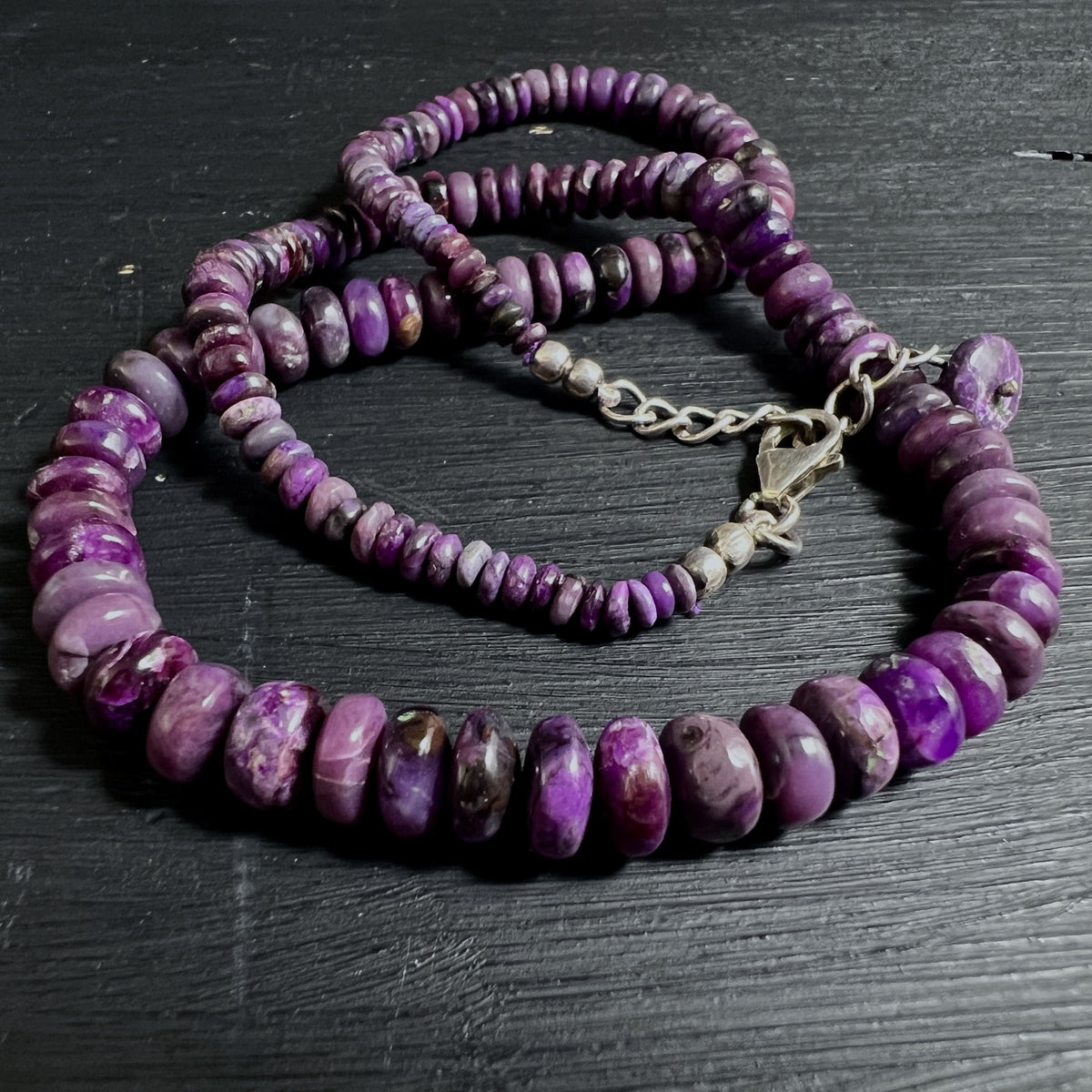 Elegante Sugilith Edelsteinkette in intensivem Purpurton | Happy Minerals