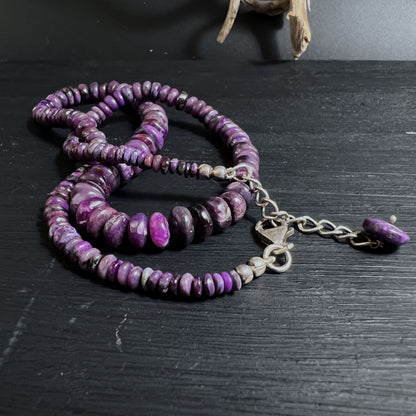 Sugilith Perlenkette mit seltenen violetten und schwarzen Einschlüssen | Happy Minerals