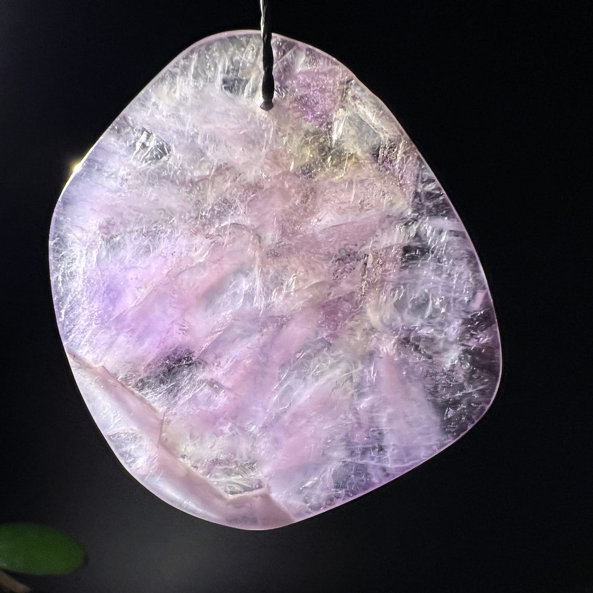 Super Seven Scheibe | schwarze Kordel | violett-weiß schimmernd | zarte Lila-Nuancen | Brasil | Happy Minerals