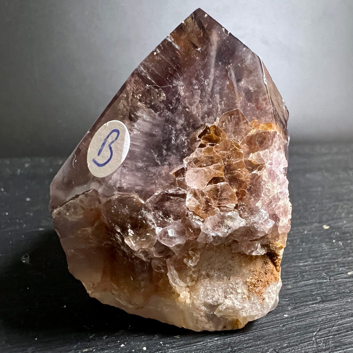 Rohe Kristallspitze mit rauchbraunem Quarz, violetten Amethystzonen und goldbraunen Phantomeinschluessen | Happy Minerals