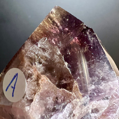 Super Seven Spitze mit violett-braunen Zonen, glaeserner Glanz, roh gebrochene Kristallflaechen | Happy Minerals