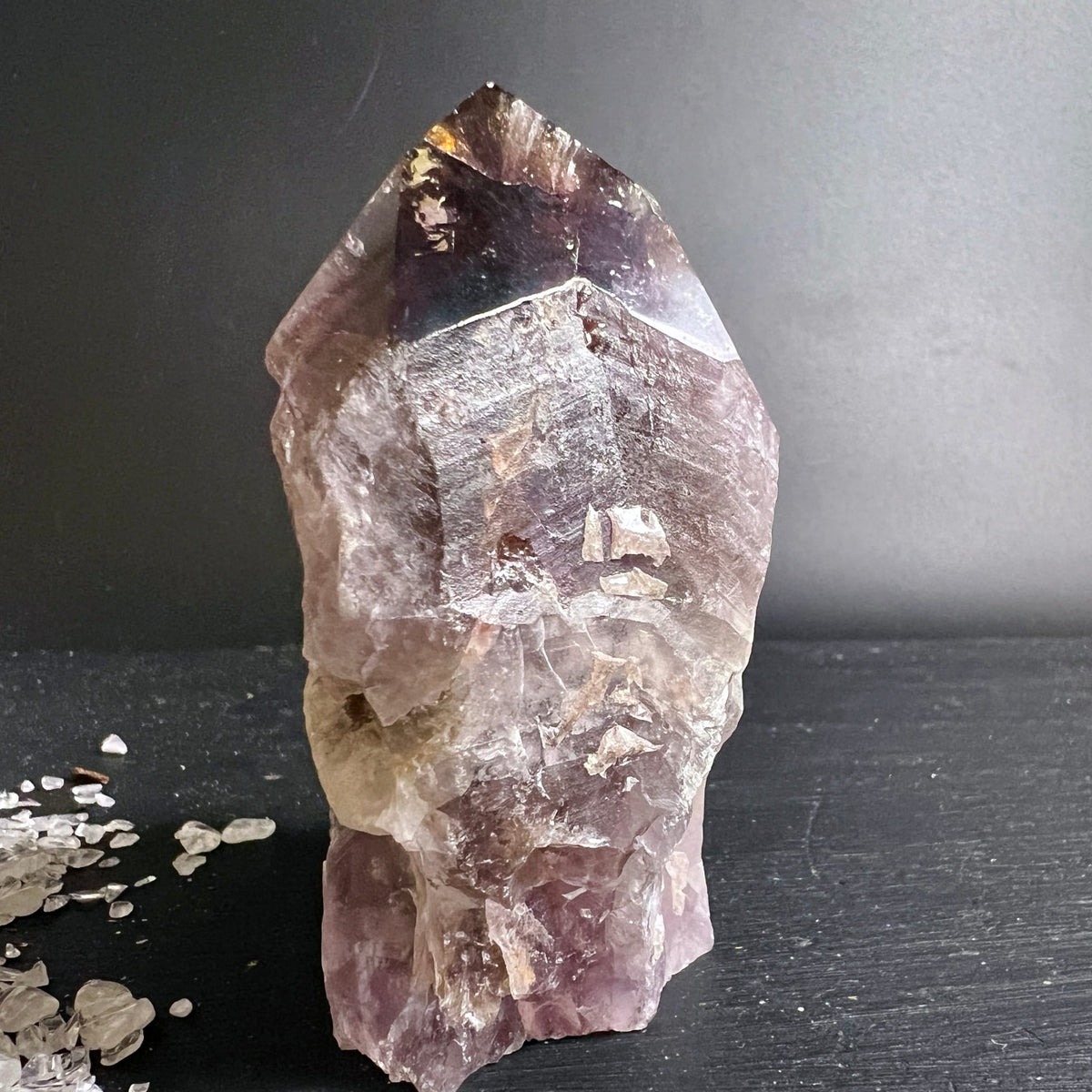 Super Seven Kristallspitze, violett-grau mit dunklen Zonen und rauer Basis, naturbelassen | Happy Minerals
