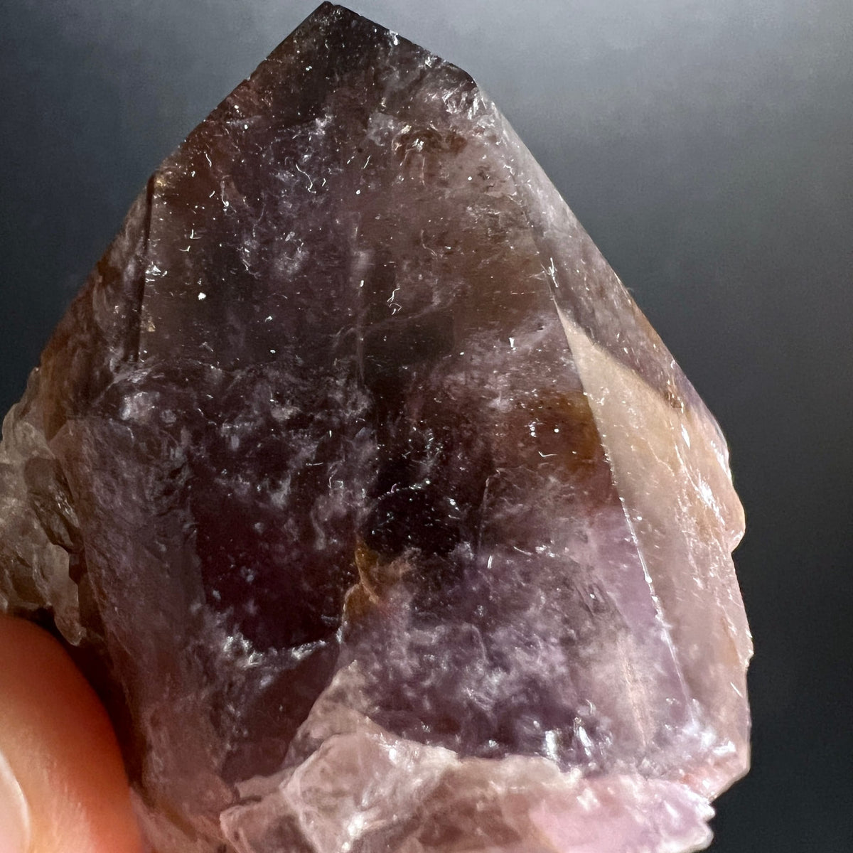 Super Seven Kristallspitze, rauchig-violette Zonen mit weissen Schleiern, roh gebrochene Basis | Happy Minerals