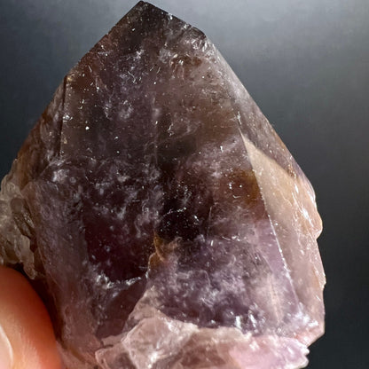 Super Seven Kristallspitze, rauchig-violette Zonen mit weissen Schleiern, roh gebrochene Basis | Happy Minerals