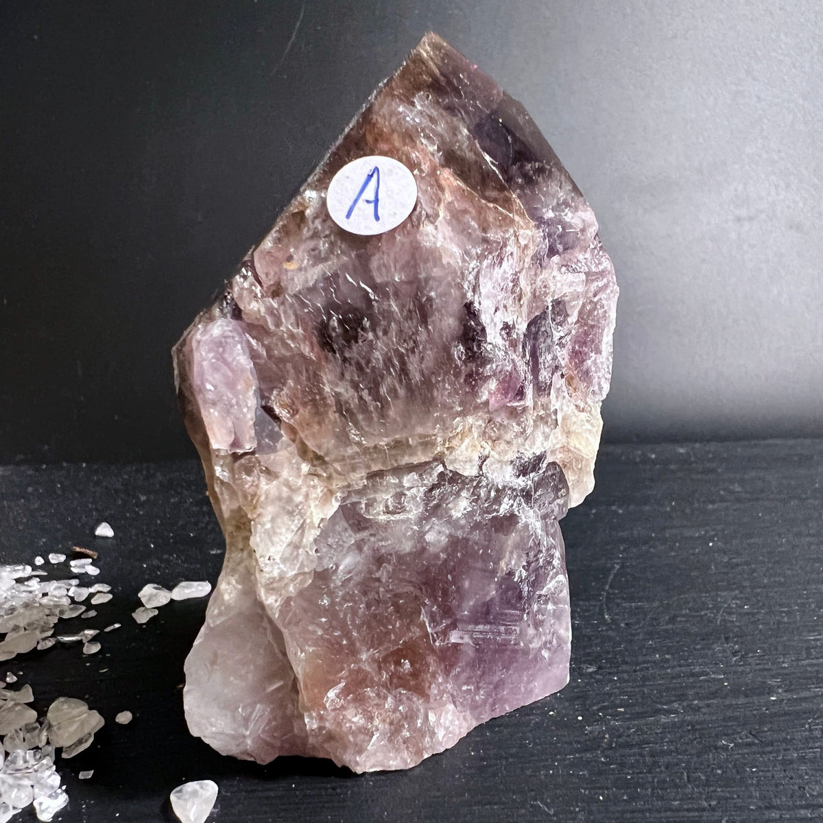 Roher Kristallturm mit violetten und rotbraunen Zonen, rauchigen Einschluessen, glasigem Glanz | Happy Minerals