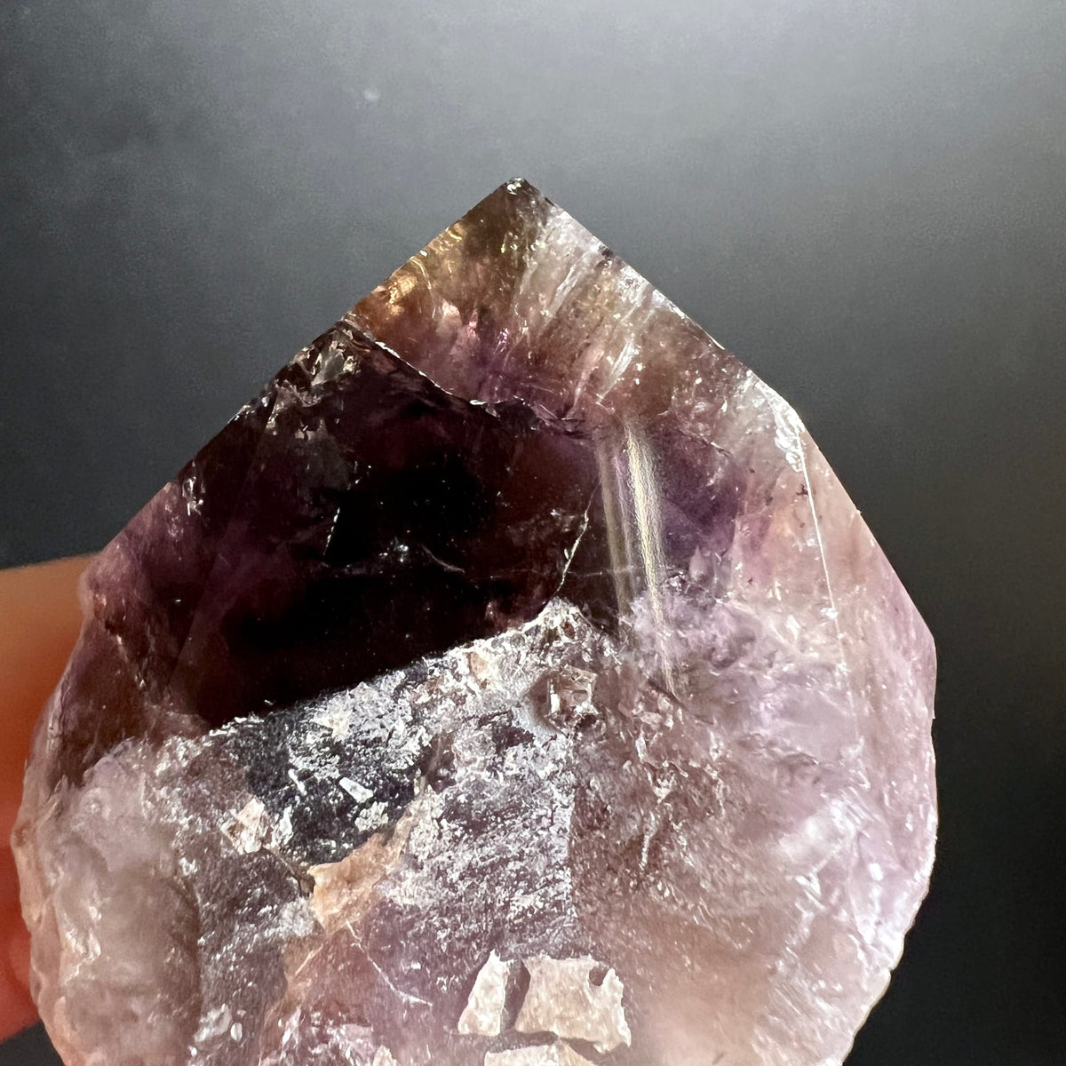 Kristallspitze mit dunkelvioletten Zonen, rauchig-schwarzem Kern und rosa-transluzenter Basis, natuerliche Facetten | Happy Minerals