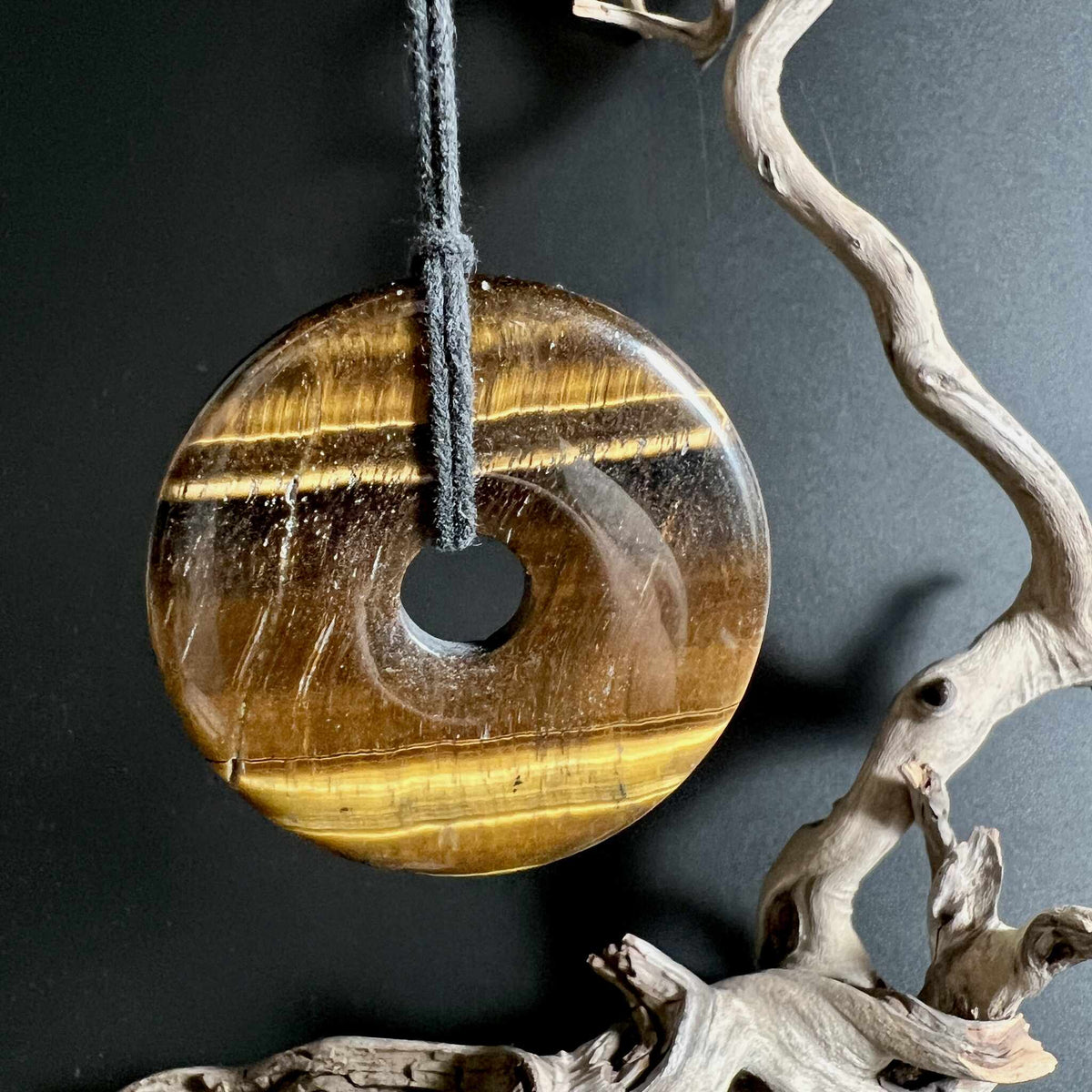 Tigerauge Donut mit warmem Goldschimmer 