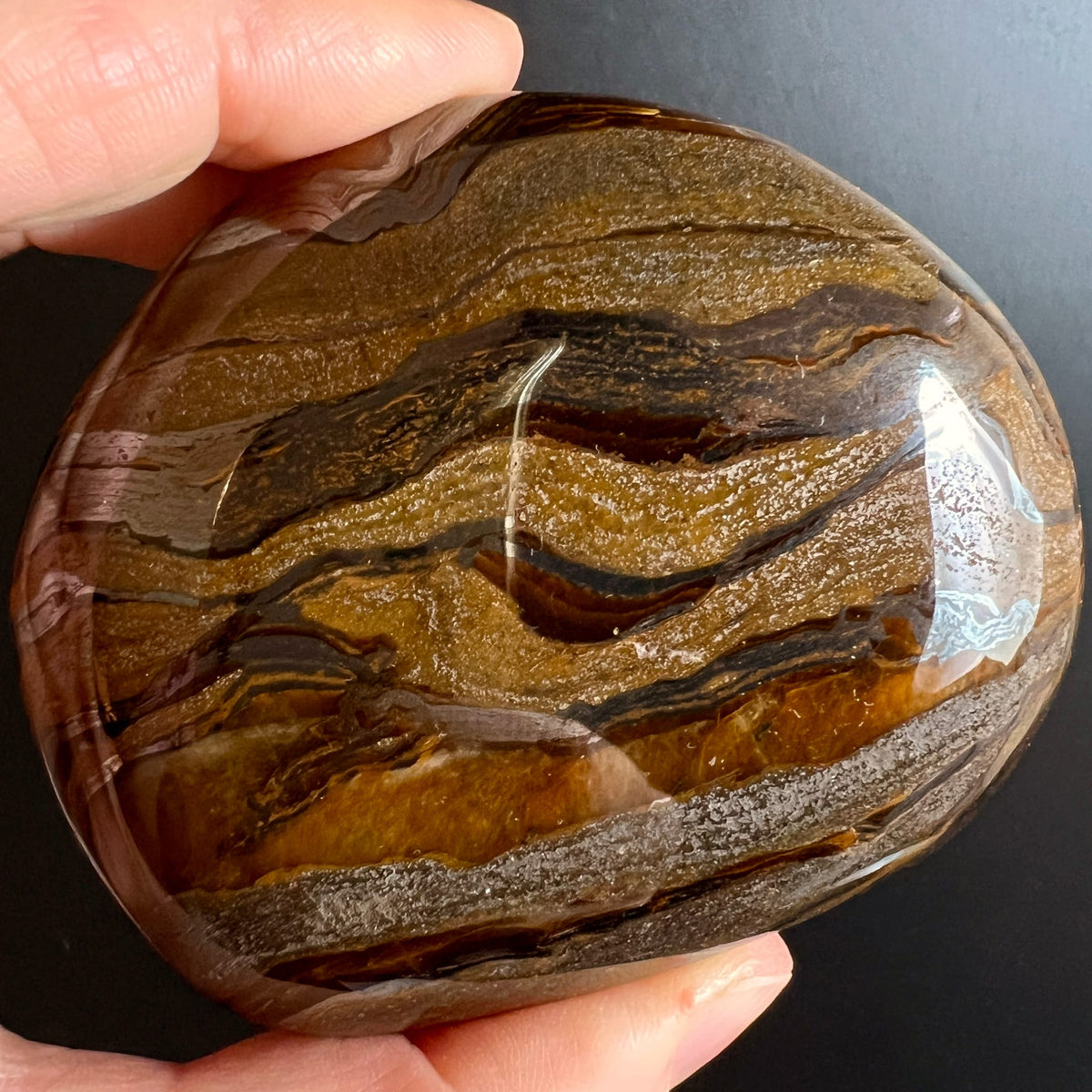 Tigereisen in Handfläche | Variante C | seidig glänzend | warme Brauntöne | Happy Minerals